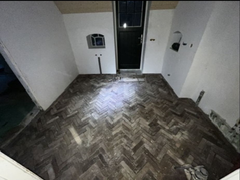 Visgraat tegelvloer in een hal na renovatie